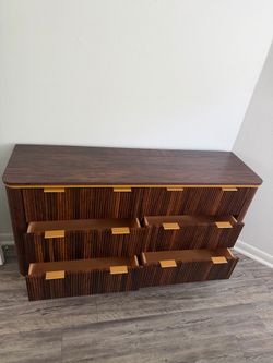 Modern Fluted 6-Drawer Dresser – Excellent Condition