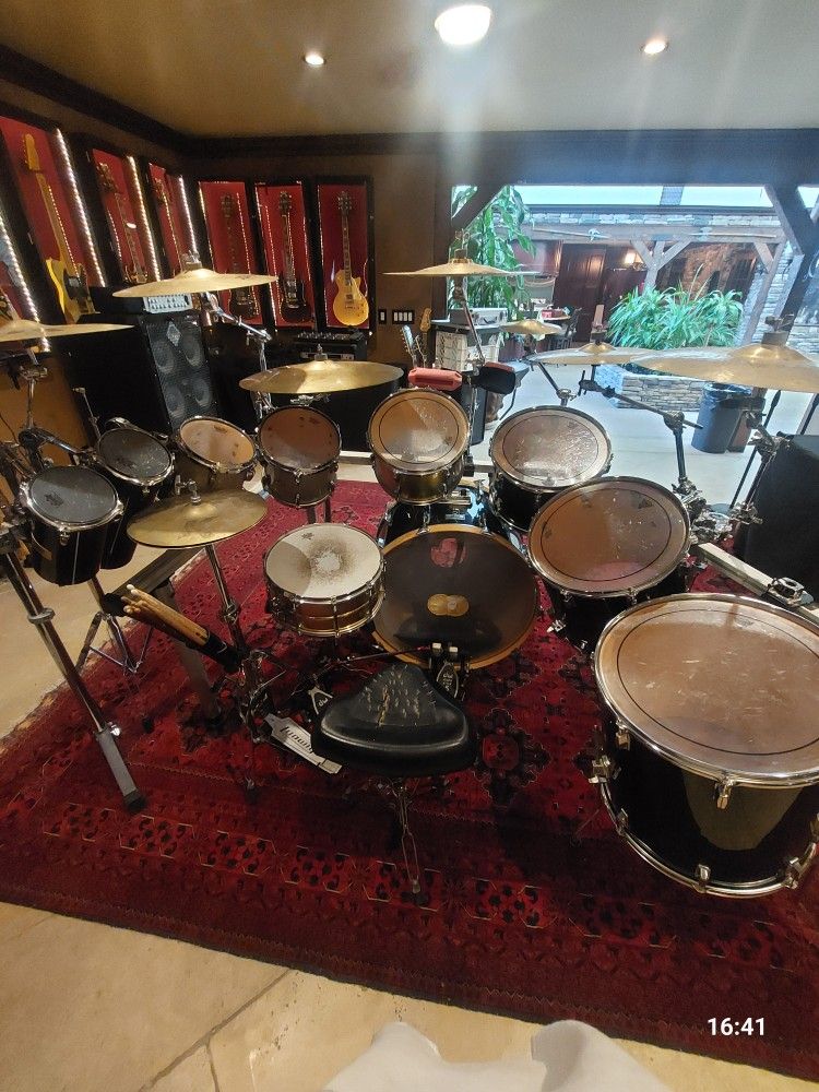 Used Pearl Master Custom /Sensitone Gold
Expert Series, Pearl Gold Series, Maple Shell Series,Aluminum Shell and Zildjan
Cymbals