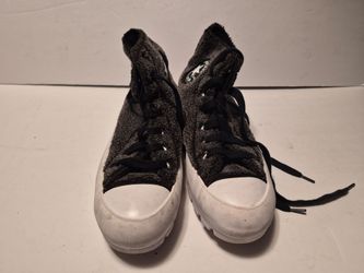 Womens Size 7 Converse Chuck Taylor High Top Sneakers