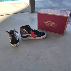 VANS SHOES.      SIZE 7.5 Women. 6.0 MEN