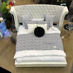 💐Barzini White Upholstered Queen Wingback Bed
Coaster$20 Down Payment and delivery available 