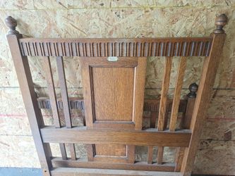 Twin Bed- Vintage- Wood, Mattress An Boxspring