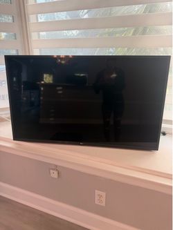 43” LG 4K Smart TV + Sound Bar – Great Condition!