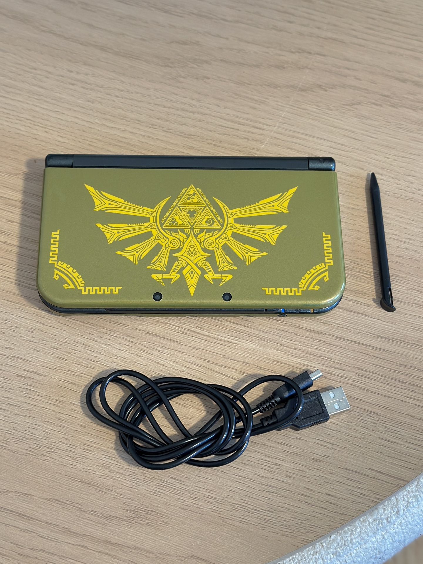 New Nintendo 3DS XL - Zelda Hyrule Plates Installed - w/ Games & Top IPS Screen