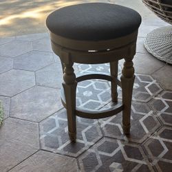 Excellent Condition 24in Bar Stool