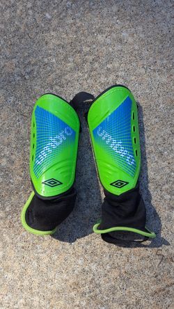 Kids large size Umbro shin guards for someone No taller than 4 ft 7 in