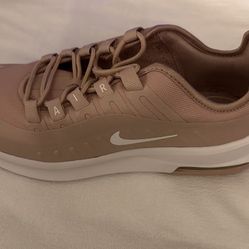Women’s Nike Air Max Gym Shoes (8.5)