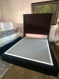 🔥 ELEGANT QUEEN BED + FREE METAL BOXSPRING | $550 🔥