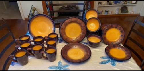 New Ambrosia Raised Scroll Dinnerware Set of 8