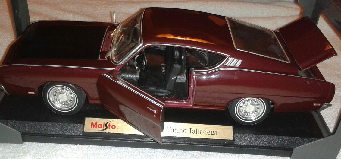 Ford Gran Torino Talladega Model Car 1:18 Scale