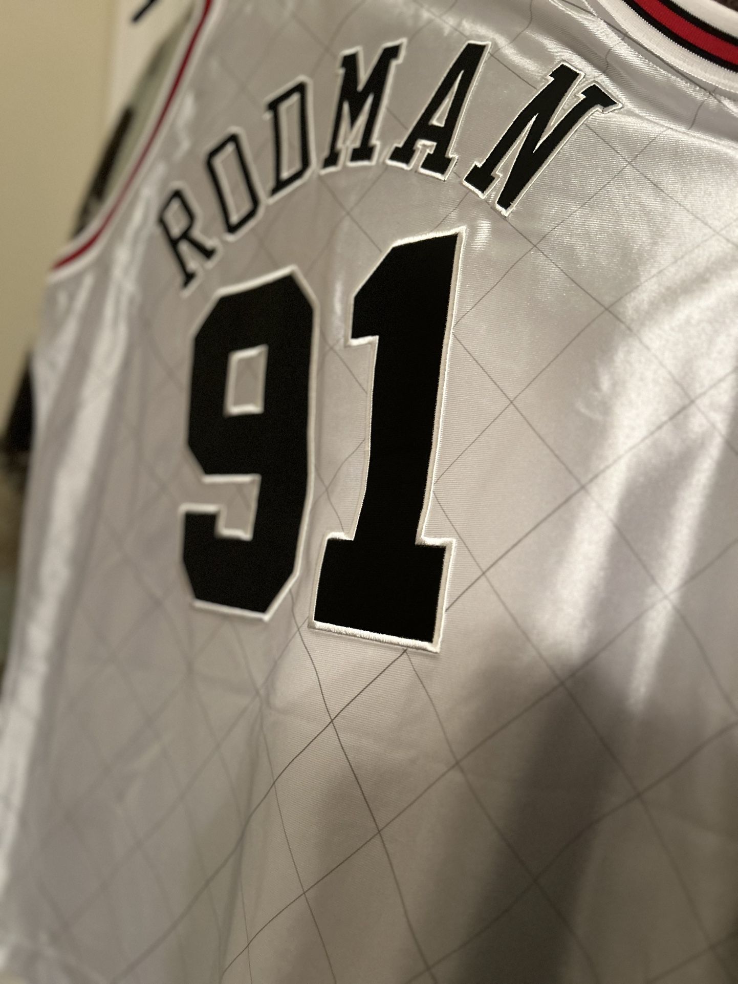 Mitchell & Ness NBA 75th Anniversary Platinum Swingman Jersey — Dennis Rodman | L 