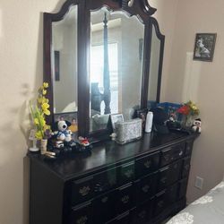 🎁BEAUTIFUL  CHERRY WOOD COLOR VINTAGE BEDROOM SET: DRESSER WITH TRIPLE FOLDABLE MIRROR, QUEEN  SIZE BED FRAME , 2 NIGHTSTAND/3 DRAWER-SOLID WOOD🌹🎁