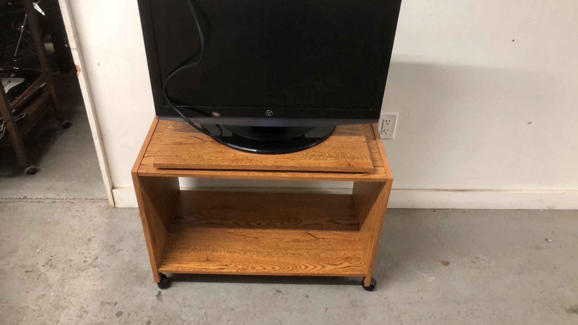 28”wx16”dx22”h Flexible TV stand