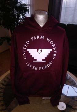 UNITED FARM WORKERS ! SI SE PUEDE ! MEN'S BURGUNDY HOODIE.