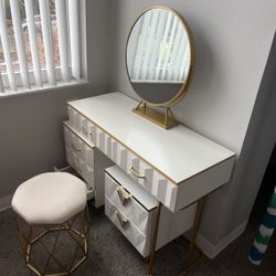 Dresser With Mirror