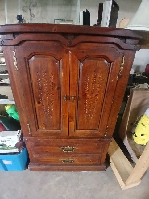 Dresser In Excellent Condition