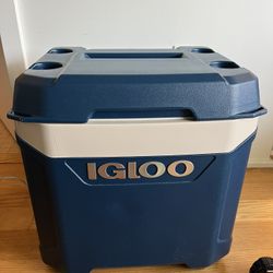 IGLOO Cooler Box with Wheels 