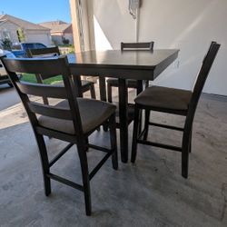 Used- Dining/breakfast table