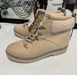 New St. John’s Bay Women’s Shawna Ankle Boots – Size 9.5 – Cream