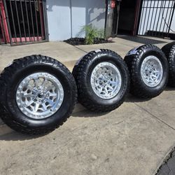 17" FUEL COVERT rims w/ 33" American RoadStar Tires 