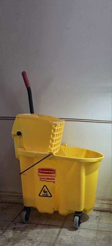 Rubbermaid MOP BUCKET....