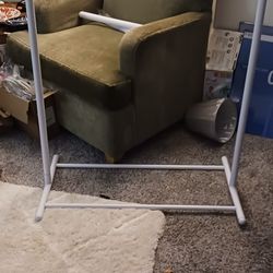 ADJUSTABLE CLOTHING RACK
