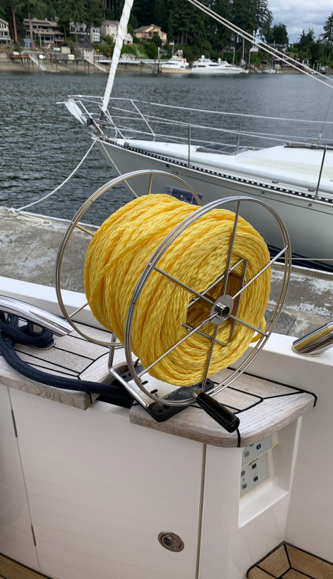 Stern tie reel with 150’ floating rope