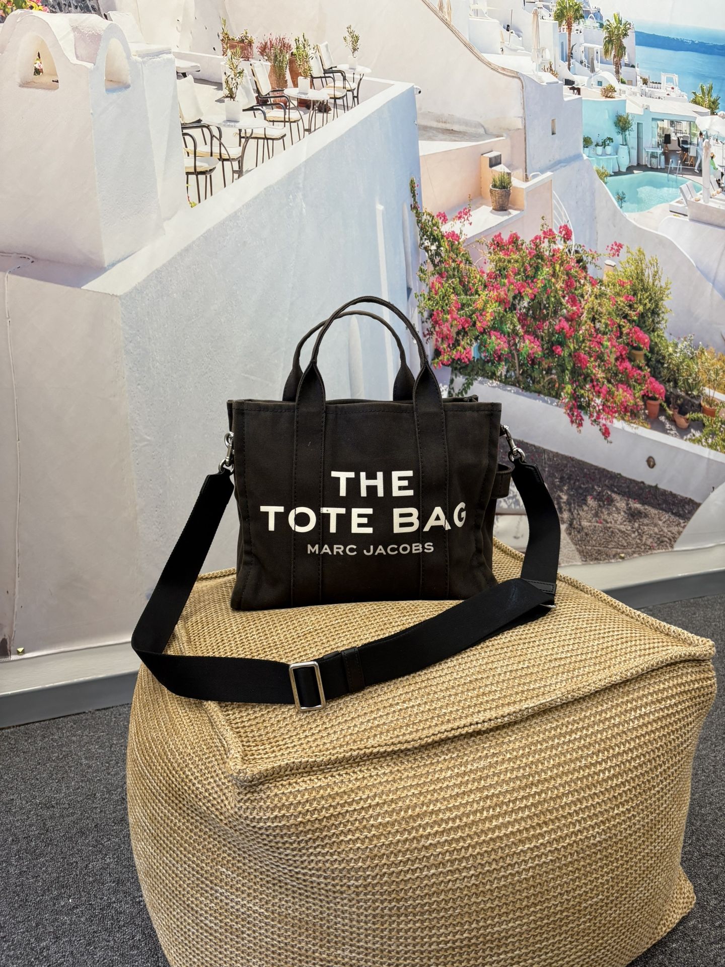 Minimalist it-girl energy 🖤 Marc Jacobs “The Tote Bag” in Small size