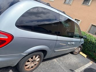 Chrysler country town minivan running and driving perfectly. All is missing is cosmetic, windshield, bumper. clean title  ready in hand only $900 than