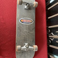 Complete Skateboard With Independent Trucks