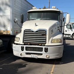 2008 Mack Pinnical sleeper birth Semi