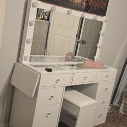 47" W Make Up Vanity 9 Drawers