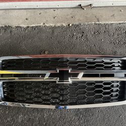 OEM Like new Chevy Grill with Bowtie  Fits 2015-2020 Tahoe/ Suburban 