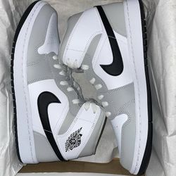 Air Jordan 1 Mid “Light Smoke Grey”