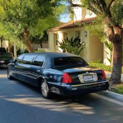 2002 Lincoln Town Car Limo 