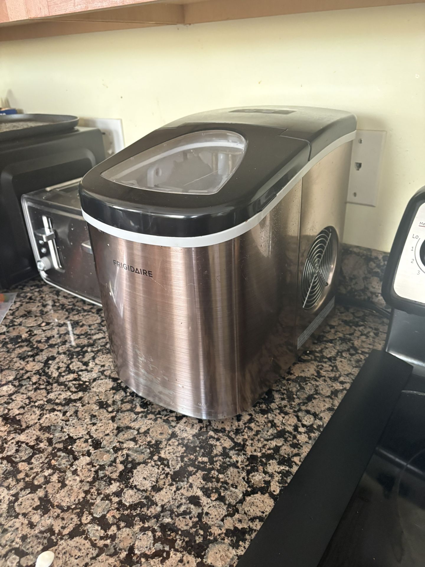 Frigidaire Icemaker