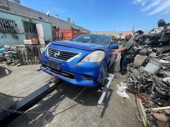 2014 Nissan versa 1.6 with 112000 miles cvt Transmission for Parts