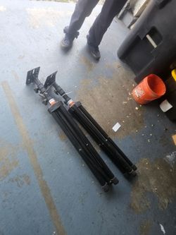 2 speaker stands