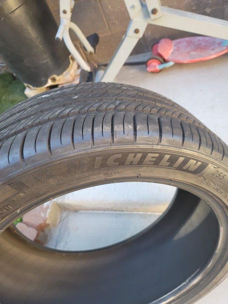 255 40 19 Tire
