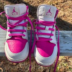 Air Jordan 1 Mid ‘fire Pink’