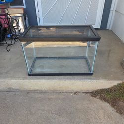 Reptile terrarium with lid