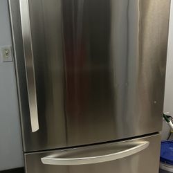 LG Refrigerator/freezer /Ice Maker 