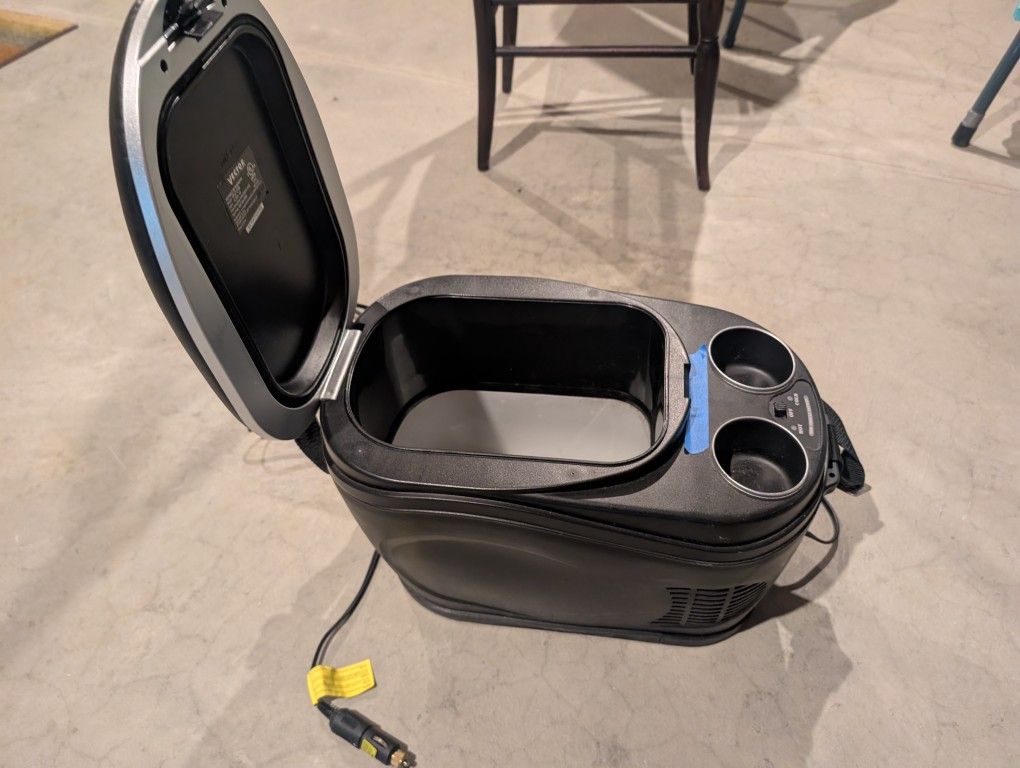 Rubbermaid Thermoelectric Cooler Suitable For Camping, RV, Traveling