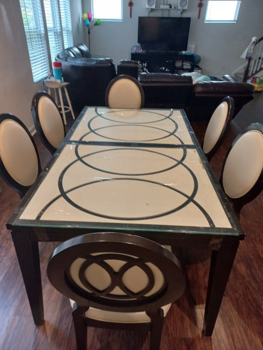 Set Of Dining Table And Chairs. 