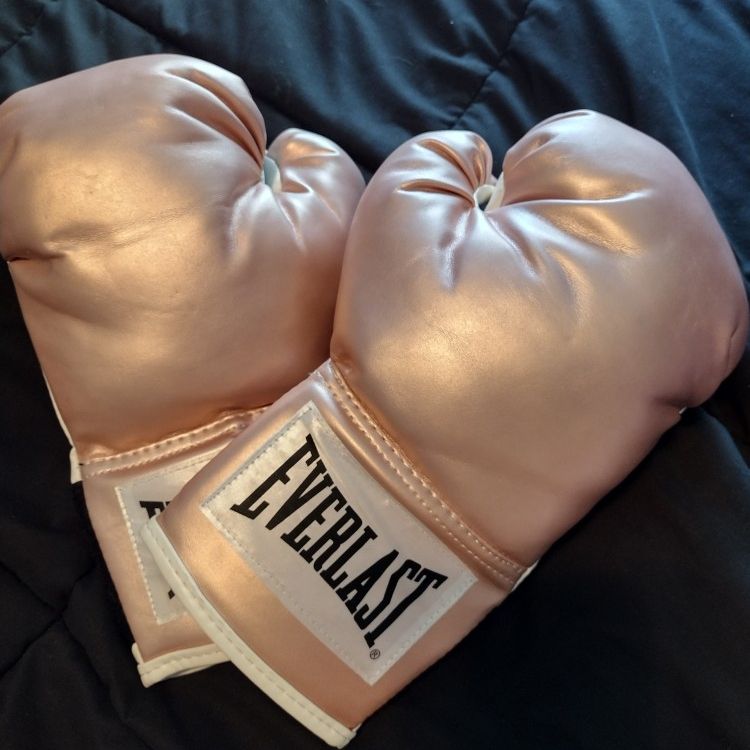 Boxing Gloves- Rose Gold 12oz for Sale in Desert Hot Springs, CA - OfferUp