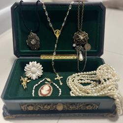 Beautiful Vintage Treasure Chest Box With Jewelry ! 😻