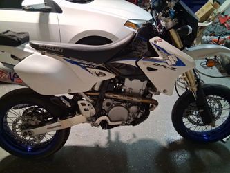 Two thousand fifteen suzuki d r four hundred