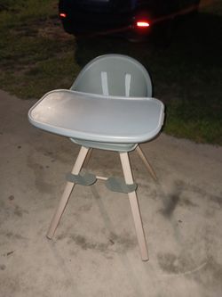 MAXI COSI HI CHAIR LIKE NEW 20 FIRM