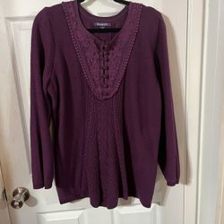 Women’s Size 18 / 20 Pullover Tunic Length sweater with long sleeves.  Very pretty back.  New never worn. 