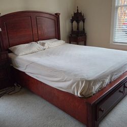 Used Queen-size Master Bedroom Set With Dresser Nightstand Jewelry Chest 